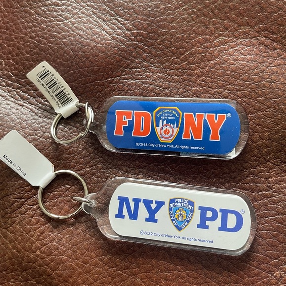 SET OF NYPD & FDNY KEYCHAINS. Brand new - Picture 6 of 6